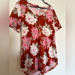 Small Lularoe Iris tee. 🌺